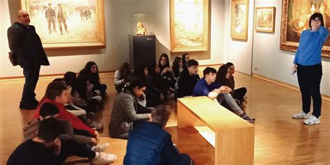 Studenti in visita a un museo