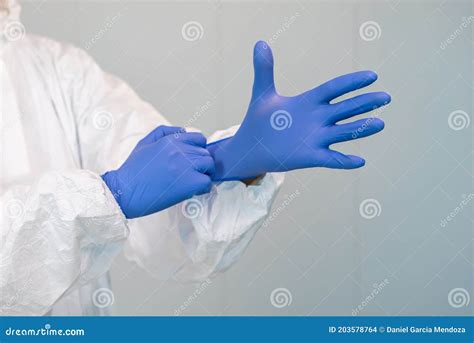 Personale sanitario che indossa guanti