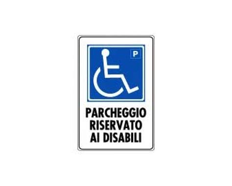 Segnaletica di un parcheggio riservato ai disabili