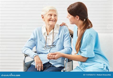 Personale che assiste un anziano con gentilezza