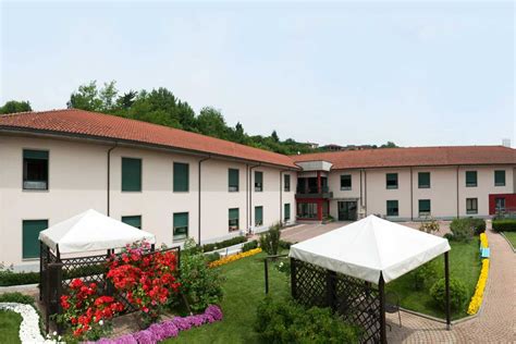 Giardino attrezzato all'interno di una residenza per anziani
