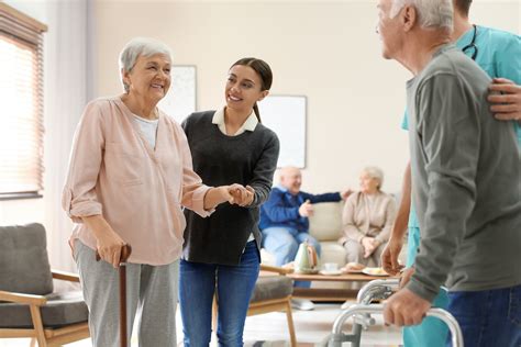 Familiari che visitano un anziano in una RSA
