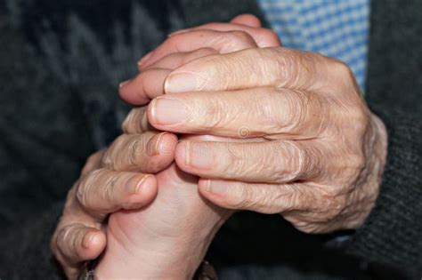 Persona anziana che stringe la mano a una badante