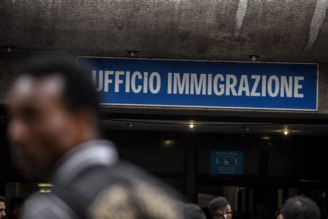 Icona che simboleggia l'immigrazione e il lavoro