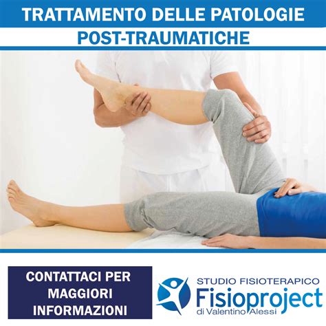 Professionista sanitario che esegue un trattamento fisioterapico su un paziente