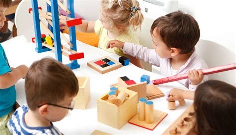 bambini che giocano in un asilo nido