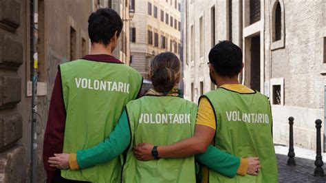 Collage di immagini che rappresentano diverse attività svolte da persone anziane attive: giardinaggio, arte, volontariato, sport