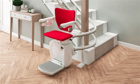 Schema che illustra i diversi tipi di montascale (a poltroncina, a piattaforma, a cingoli)