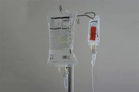 Immagine di una sacca per infusione endovenosa di ferro