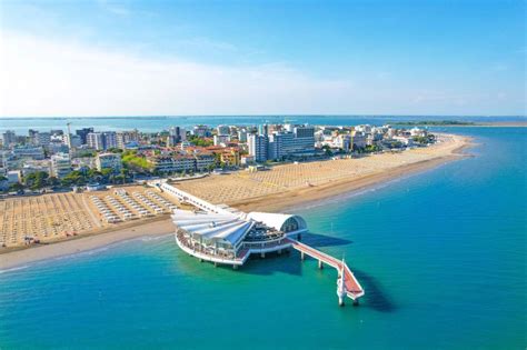 Vista aerea di Lignano Sabbiadoro con la spiaggia