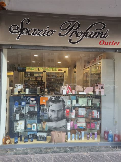 Addetti vendita in un negozio di cosmetici