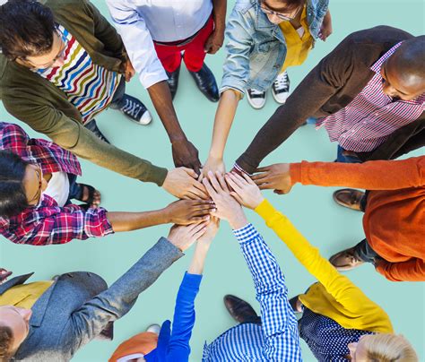 Persone che collaborano a un progetto sociale
