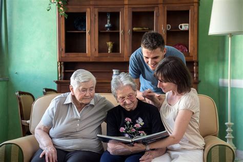 Famiglia che visita un anziano in una casa di riposo accogliente