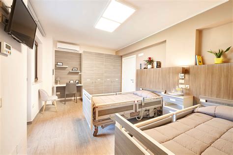 Anziani in una stanza di RSA