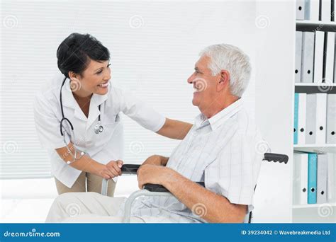 persona in sedia a rotelle che parla con un medico