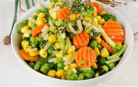 Verdure miste fresche pronte per essere cucinate