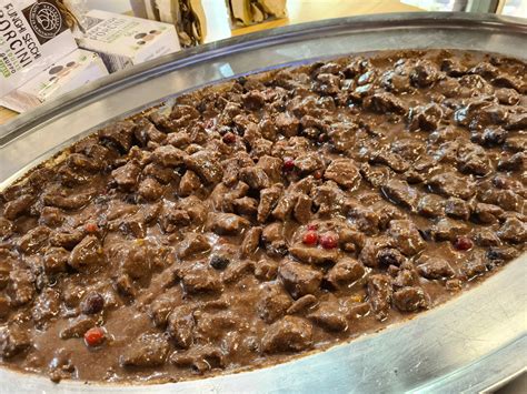 Piatto di selvaggina con calice di Amarone