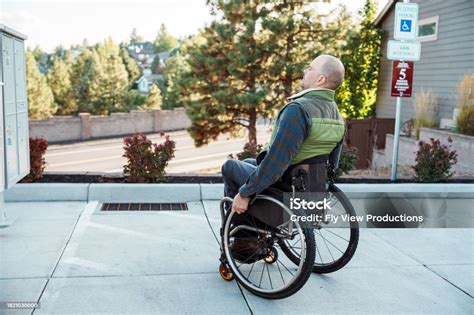 persone che scelgono una sedia a rotelle