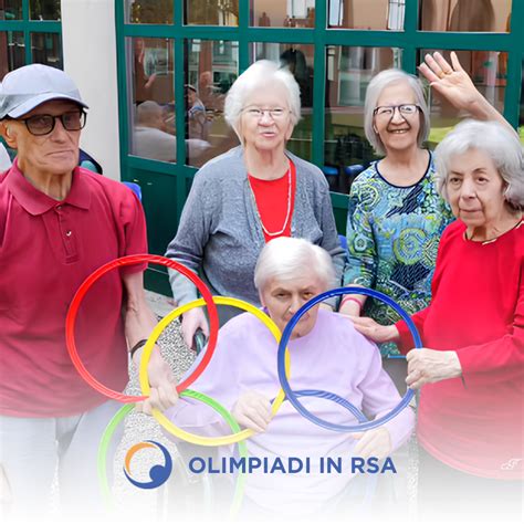 Anziani che partecipano a un'attività di gruppo in un giardino