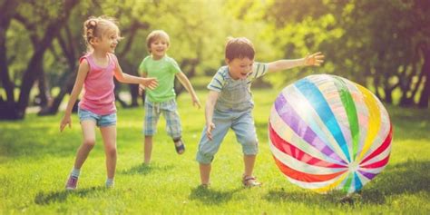 Bambini che giocano in un centro estivo all'aperto