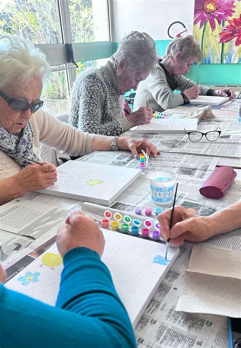 Anziani che partecipano a un laboratorio artistico in un centro estivo