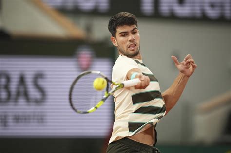 Confronto di stili di camminata tra giovane e anziano