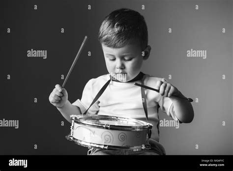 bambino cieco che impara a suonare il tamburo