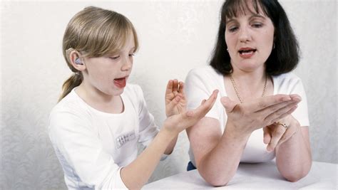 bambino che impara la lingua dei segni