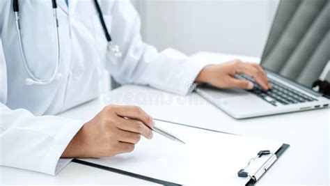 Medico che scrive una ricetta