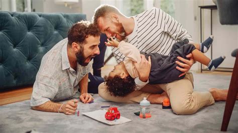 Famiglia monogenitoriale che riceve supporto