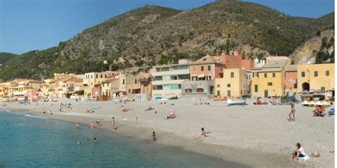 Vista panoramica di Varigotti con le sue case colorate affacciate sul mare