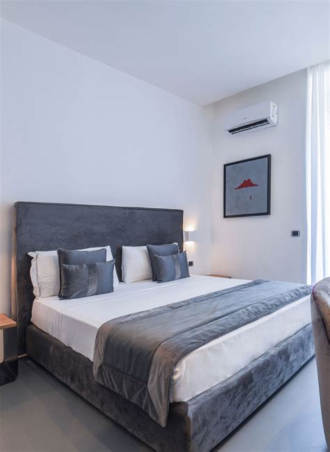 Una camera d'albergo accogliente con balcone vista mare