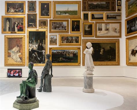 Interno di un boutique hotel con opere d'arte moderna