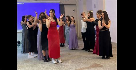 Studenti che partecipano a un ballo scolastico