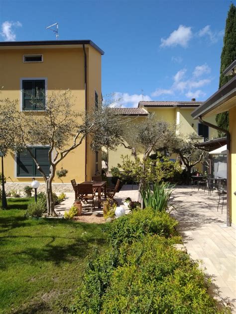 Giardino curato di una residenza per anziani