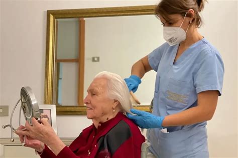 Struttura di una RSA con personale che assiste un anziano