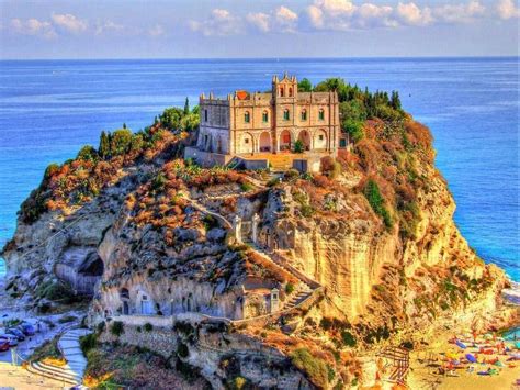 Panorama di Tropea con la Chiesa di Santa Maria dell'Isola
