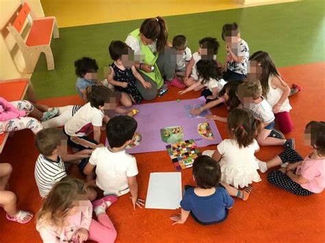 Bambini che partecipano a una lezione inclusiva in una scuola