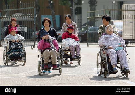 persone anziane in carrozzina