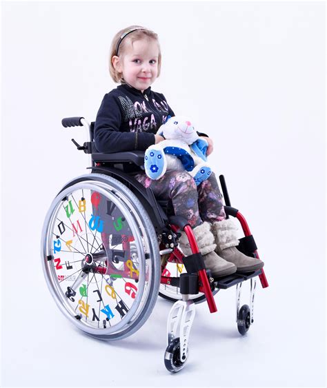 bambino in carrozzina ortopedica