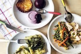 Illustrazione di un pacco di pasti caldi consegnato a domicilio