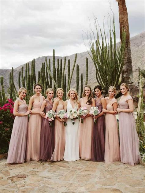 Diverse opzioni di abiti per damigelle in varie tonalità