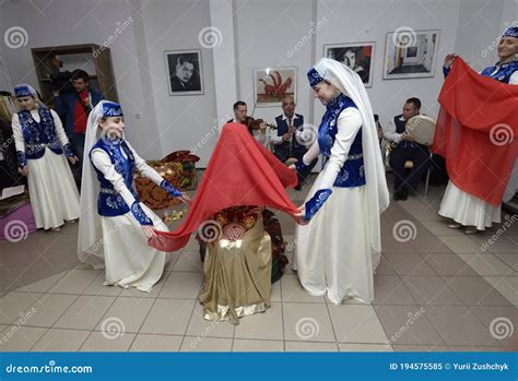 Immagine di una cerimonia nuziale tradizionale con damigelle