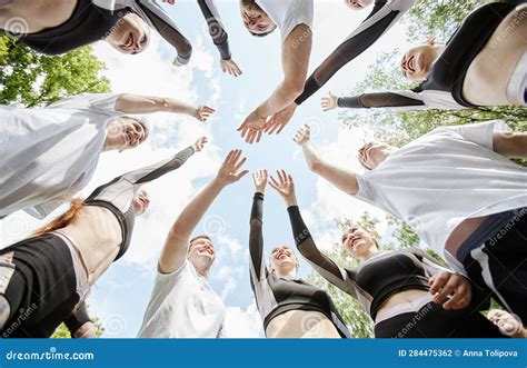 Illustrazione di una rete di persone che si sostengono a vicenda