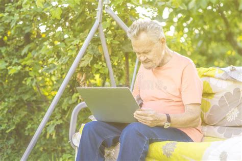 Pensionato che lavora al computer