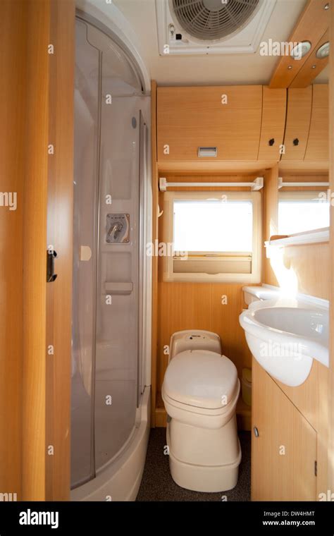 Interno di un camper accessibile con bagno adattato