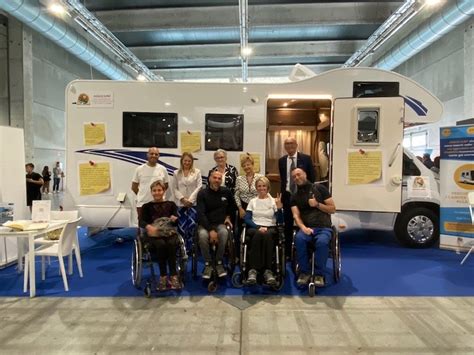 Persone con disabilità che salgono su un camper accessibile