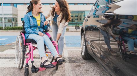 Persona con disabilità che guida un'auto adattata