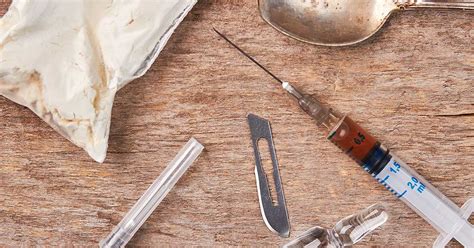 Siringa con ago, simbolo della dipendenza da eroina