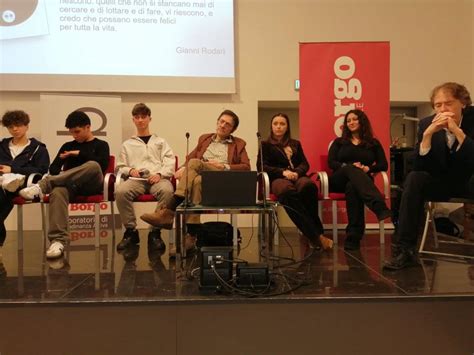 Giovani impegnati in un laboratorio di cittadinanza attiva